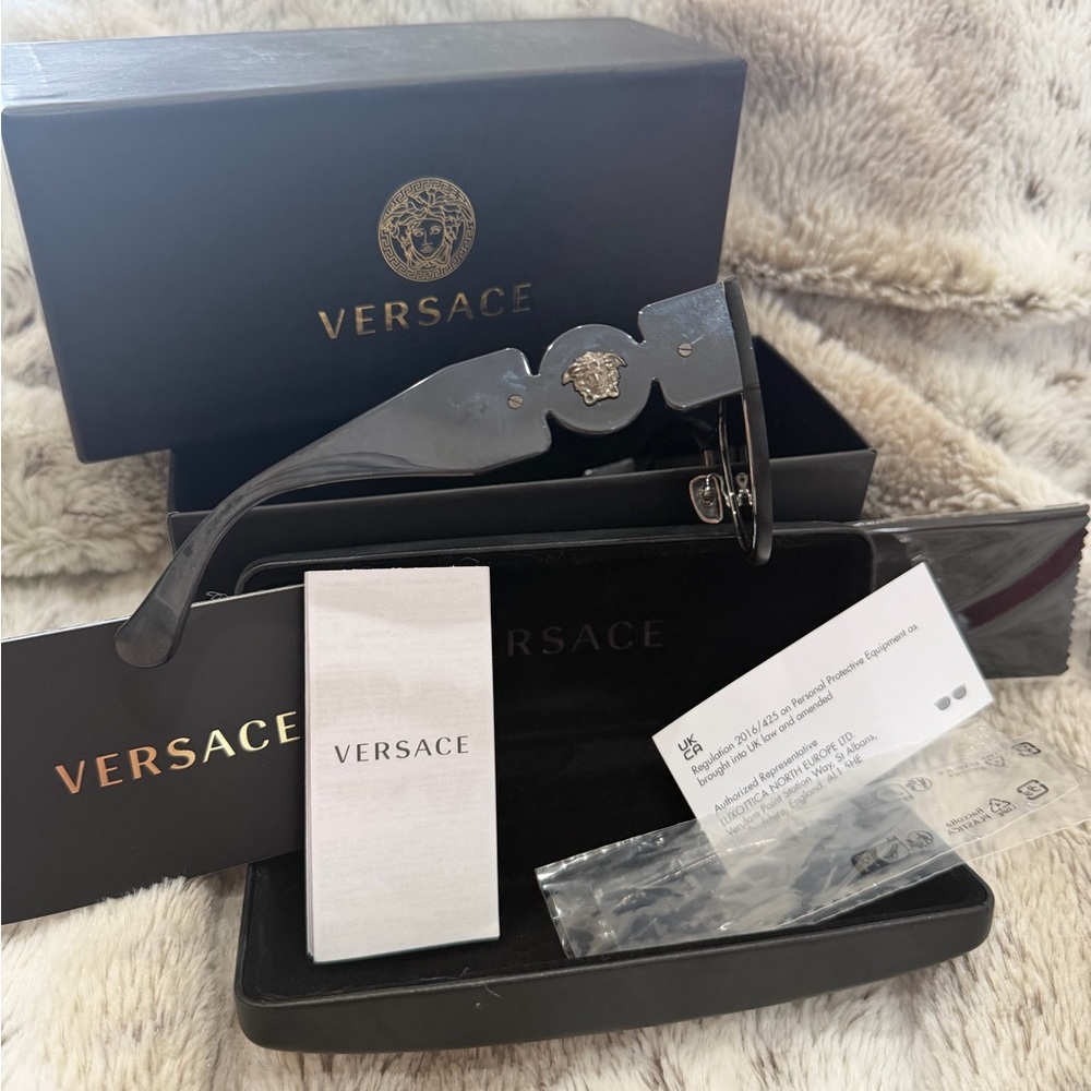 🕶️Versace Mirrored Dark grey women’s sunglasses🕶️ - Picture 5 of 7